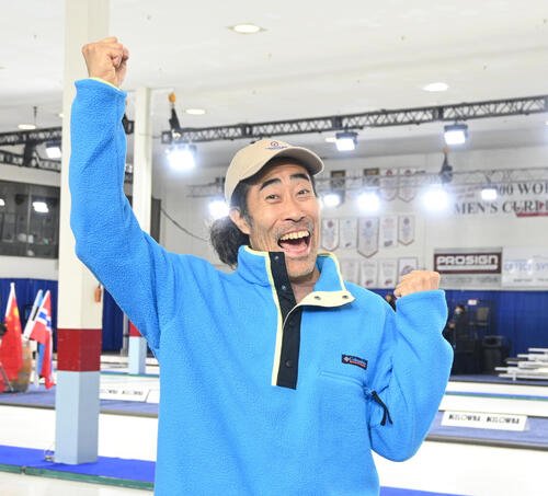 女子日本代表フォルティウスが五輪出場を決めてガッツポーズするなすび(2025年12月撮影)