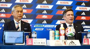 会見する日本サッカー協会佐々木女子委員長(左)とサッカー女子日本代表ニールセン監督(撮影･野上伸悟)