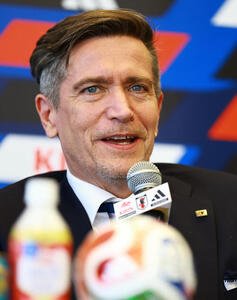 会見するサッカー女子日本代表ニールセン監督(撮影･野上伸悟)