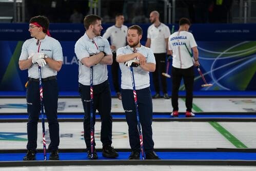 11日チェコと対戦した米国代表。リュック･ヴィオレット(右)、ベン･リチャードソン(中央)、エイダン･オルデンバーグ(左)(AP)