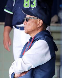 練習試合　中日対ヤクルト　5回表、戦況を見つめるヤクルト池山監督(撮影･鈴木正人)　