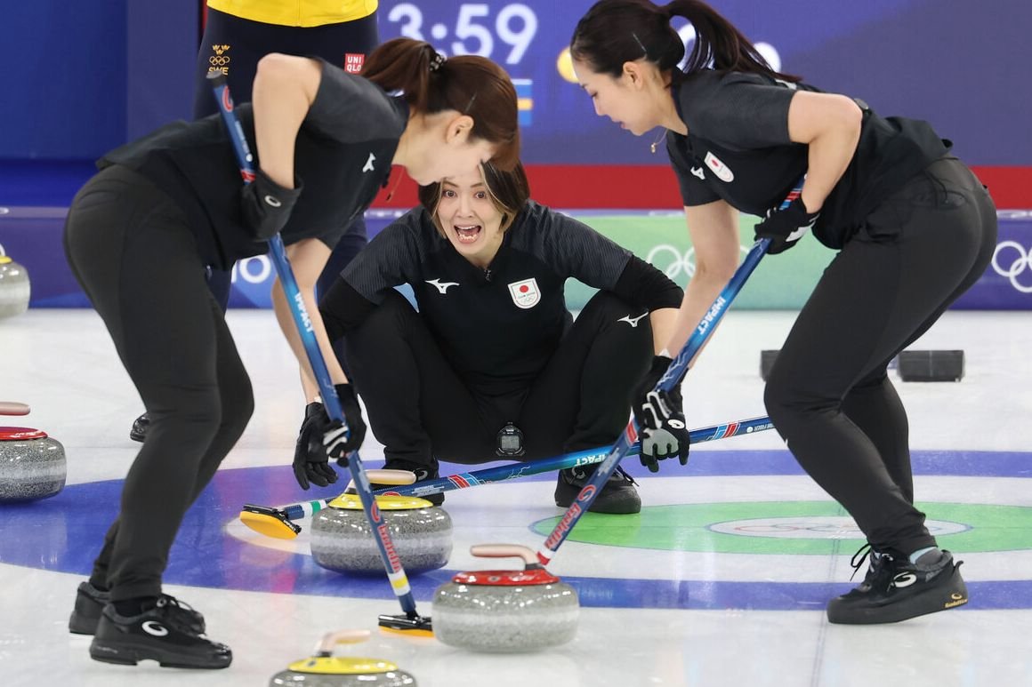 スウェーデン戦の第2エンド、大声で指示を出す吉村紗也香(中央)=小林一茂撮影