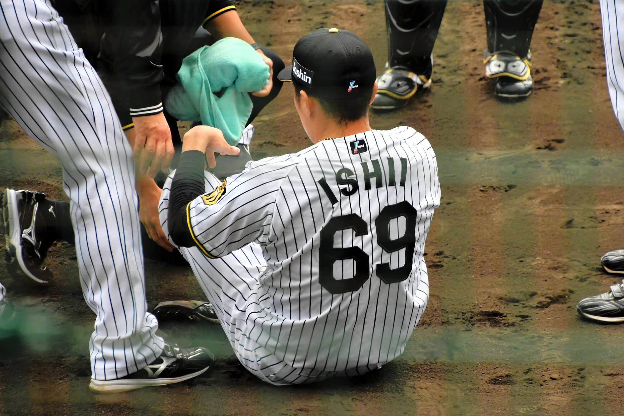 11日の紅白戦で左足を痛め、グラウンドに座り込む阪神の石井大智