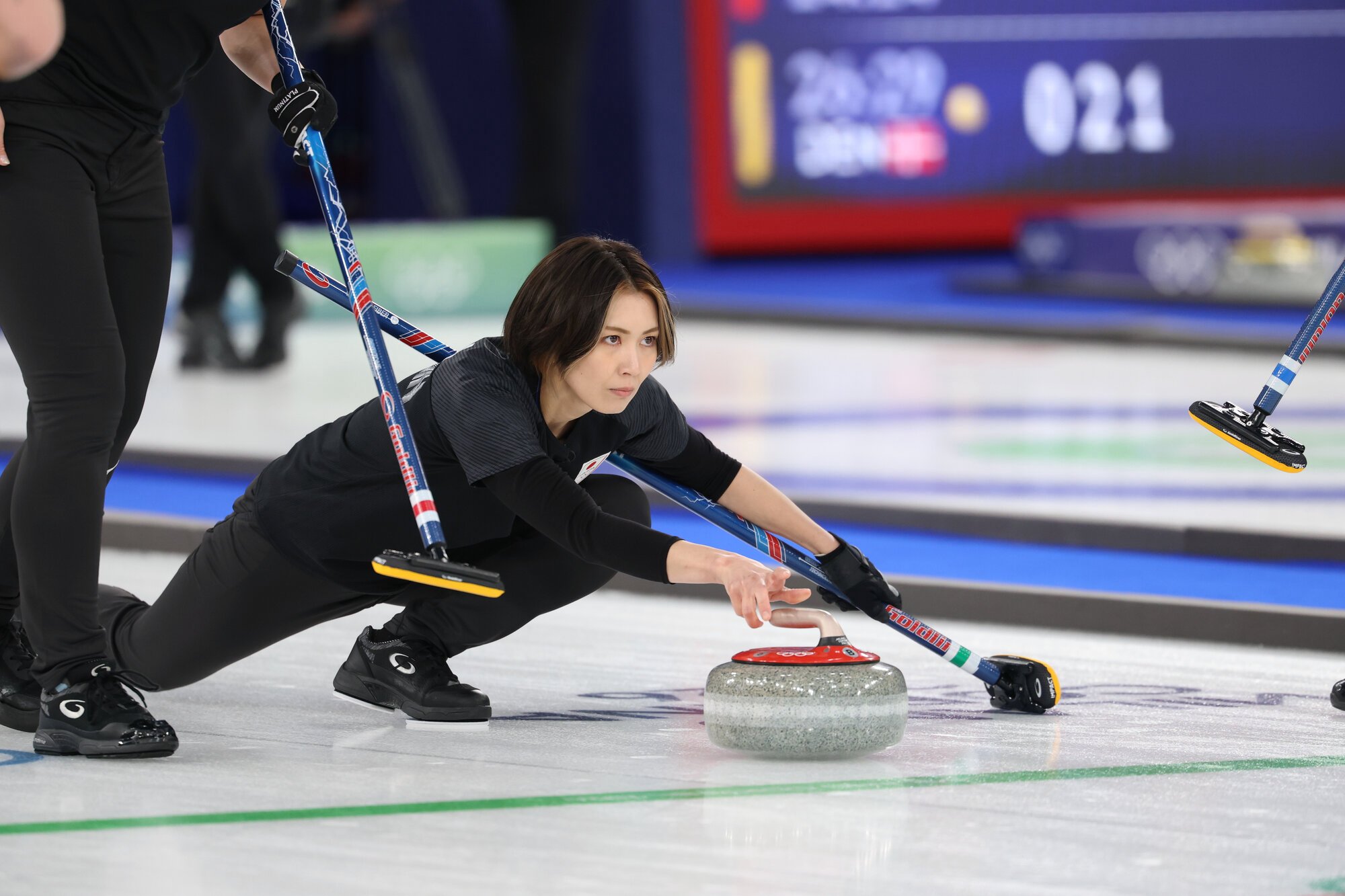 スウェーデン戦の第4エンド、ショットを放つフォルティウスのスキップ吉村紗也香=小林一茂撮影