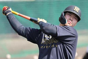 ロングティーを行う阪神佐藤(撮影･西尾就之)