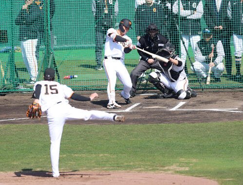 ライブBPで巨人大勢(手前)から安打を放つ皆川(撮影･増田悦実)