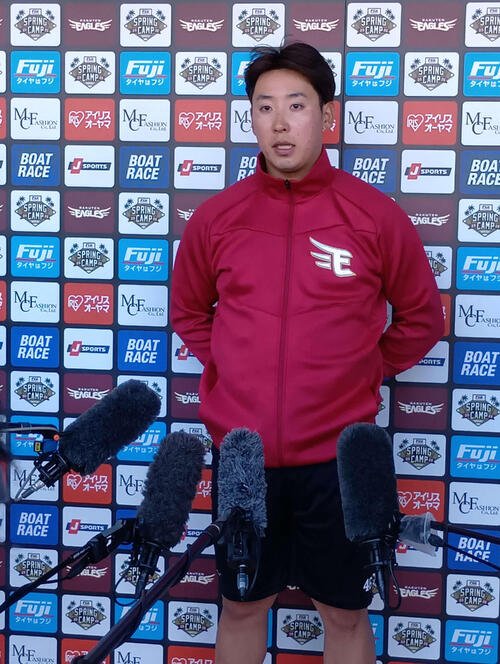 侍ジャパンに追加招集され、合流前に報道陣の取材に答える楽天藤平(撮影･沢田啓太郎)