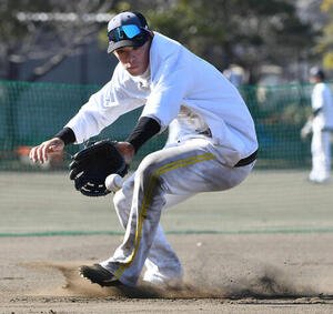 特守を行うソフトバンク高橋(撮影･岩下翔太)