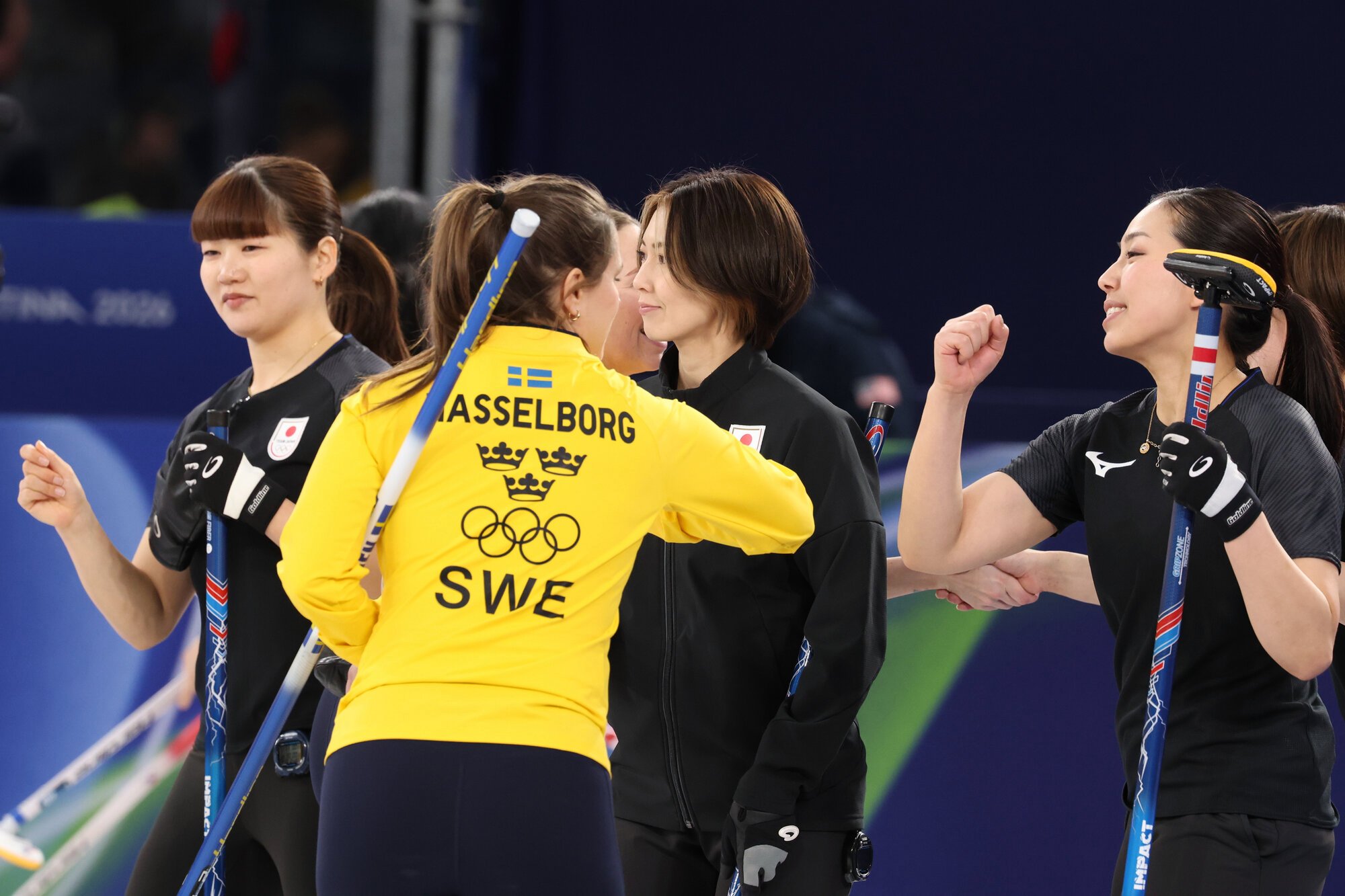 第9エンド、スウェーデンに敗れたフォルティウスのメンバーら=小林一茂撮影