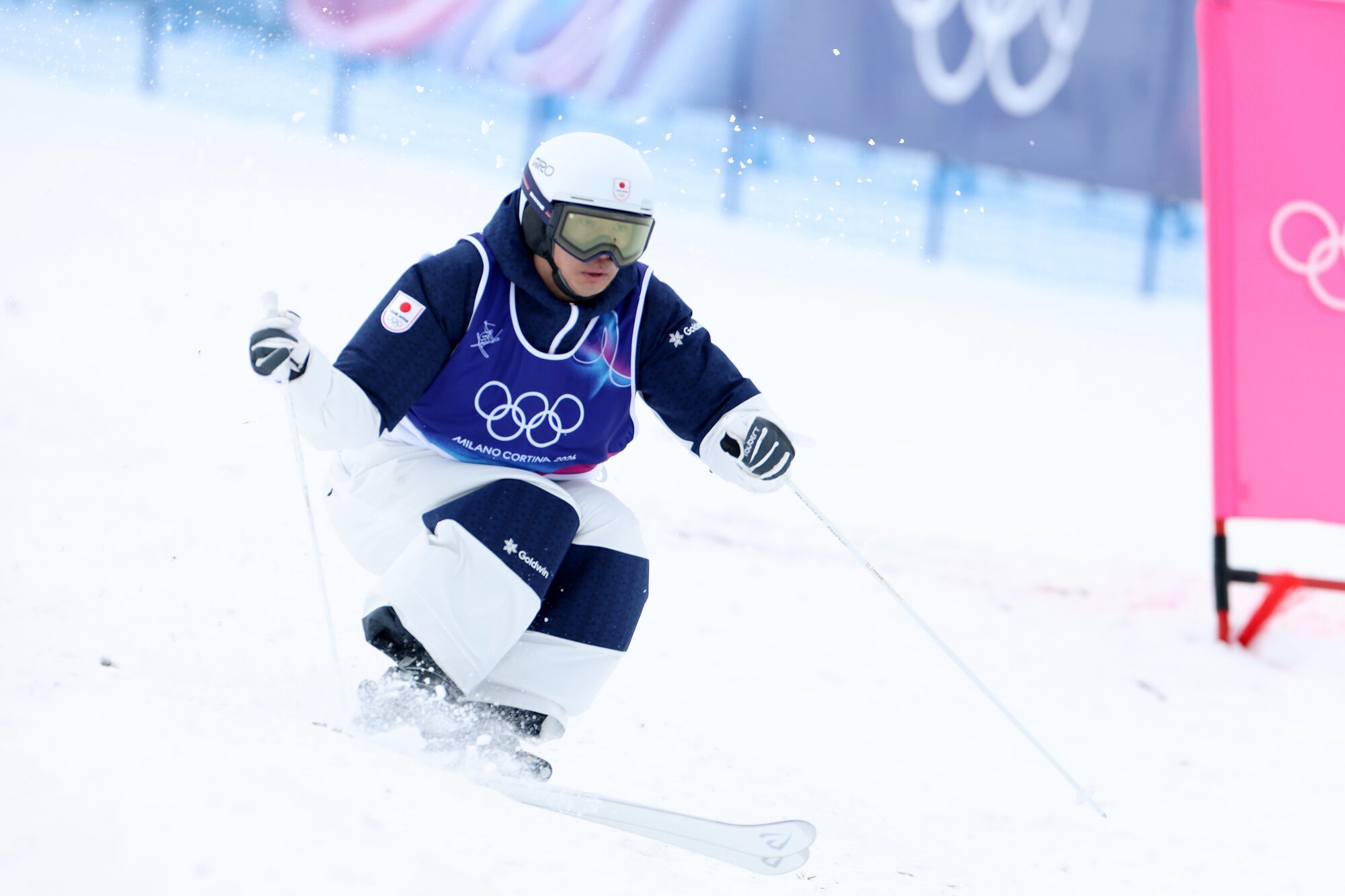 男子モーグル決勝1回目で滑走する堀島行真=関田航撮影