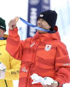 メダルセレモニーで銅メダルを手に笑顔を見せる堀島(撮影･前田充)