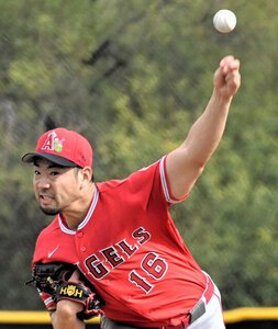 実戦形式の｢ライブBP｣で投球するエンゼルスの菊池＝米アリゾナ州テンピ