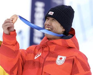 メダルセレモニーで銅メダルを手に笑顔を見せる堀島(撮影･前田充)