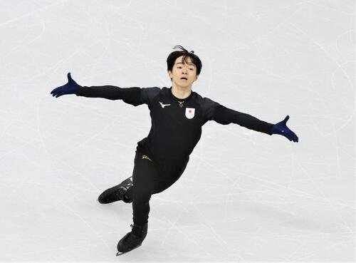 メインリンクで公式練習に臨んだ鍵山