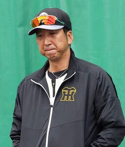 ブルペンで考え込む阪神藤川監督(撮影･上山淳一)
