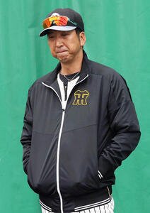 ブルペンで考え込む阪神藤川監督(撮影･上山淳一)