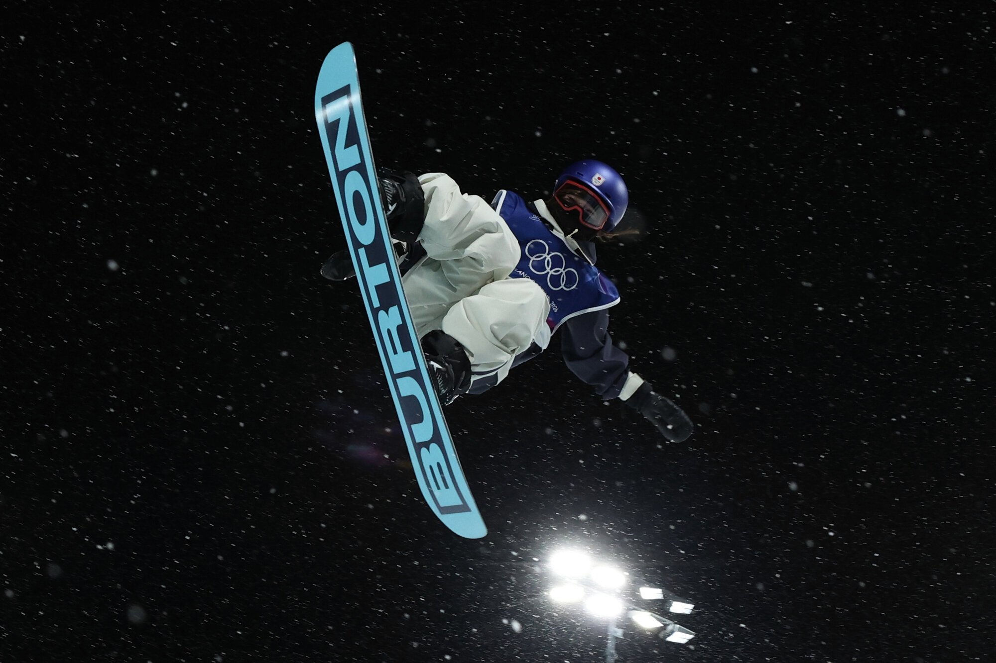 スノーボード女子ハーフパイプ決勝、小野光希の1回目の演技＝関田航撮影