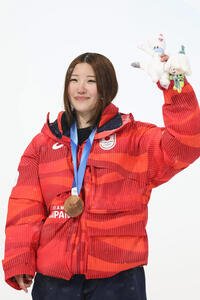 銅メダルを獲得し笑顔で歓声に応える小野(撮影･前田充)