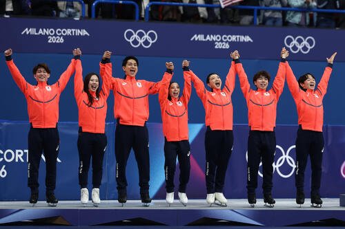 団体で銀メダルを獲得し、笑顔で表彰台に上がる日本の選手たち(撮影･前田充)