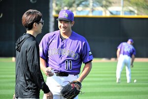 球団スタッフと談笑するロッキーズの菅野智之=米アリゾナ州スコッツデール、大宮慎次朗撮影