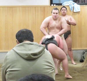 ぶつかり稽古で若い衆に胸を出した安青錦(中央)。手前は安治川親方