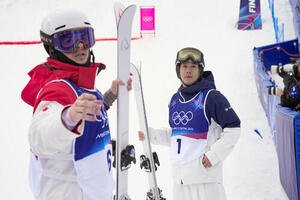 男子モーグルで銅メダルを獲得した堀島行真。左は銀メダルのミカエル･キングズベリー(代表撮影)