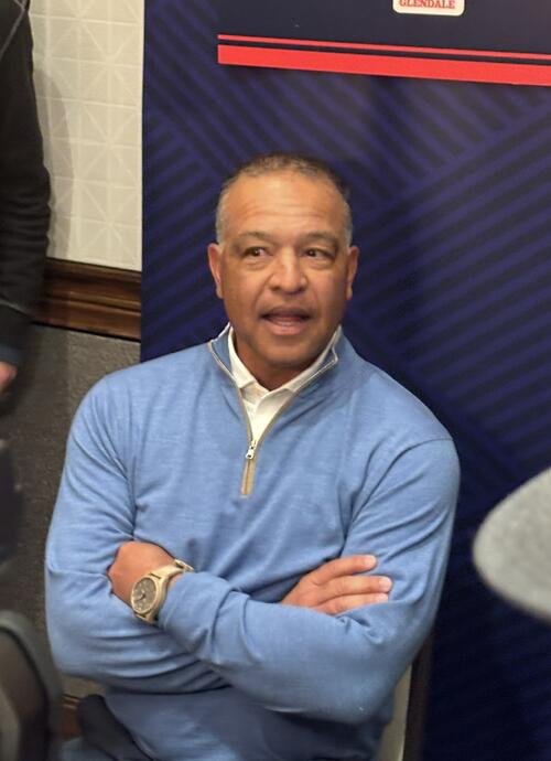 メディアデーに参加し、取材対応を行うドジャースのロバーツ監督(撮影･斎藤庸裕)