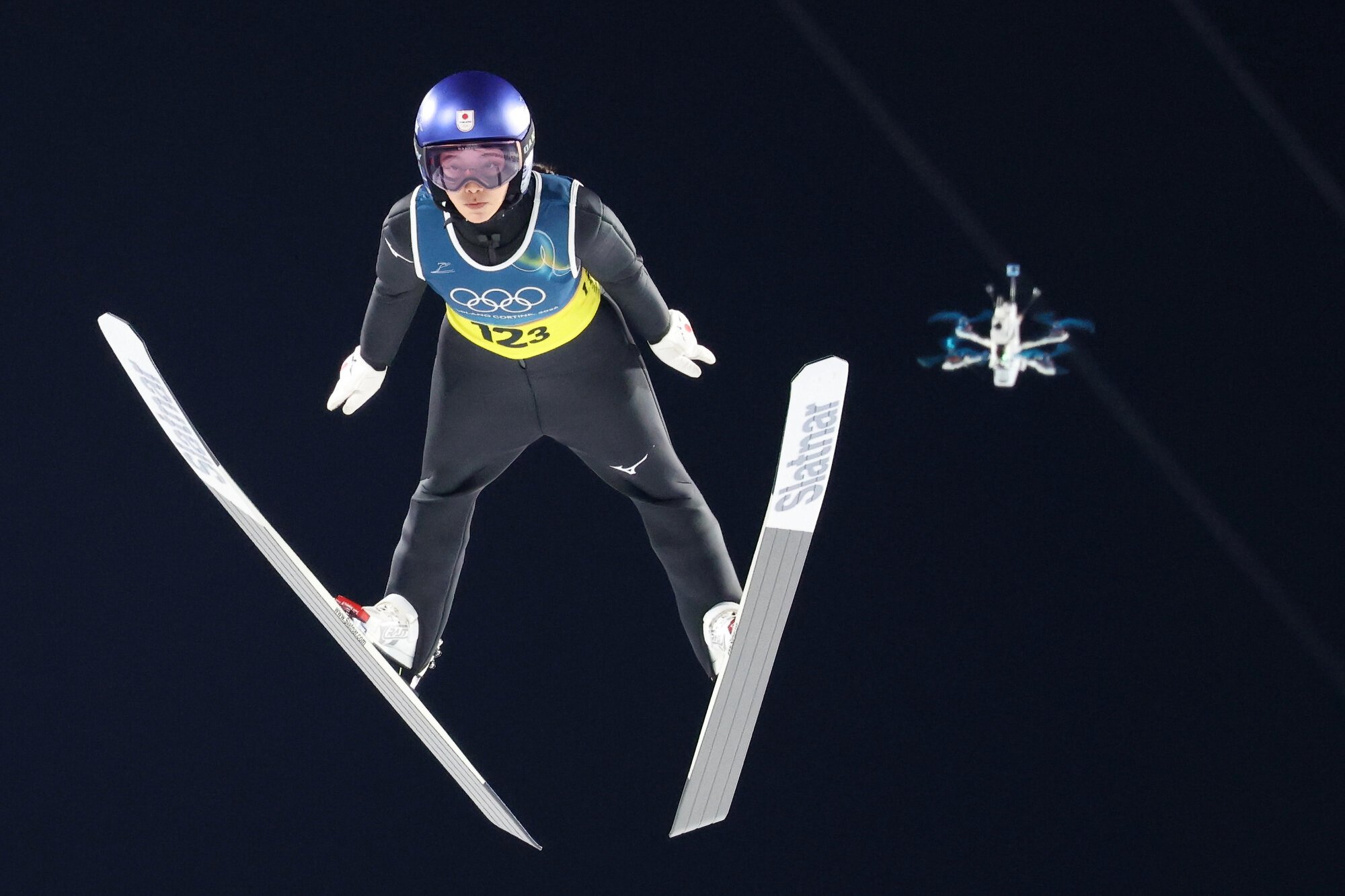 スキージャンプ混合団体で、撮影するドローン。左は1回目のジャンプをする高梨沙羅=小林一茂撮影