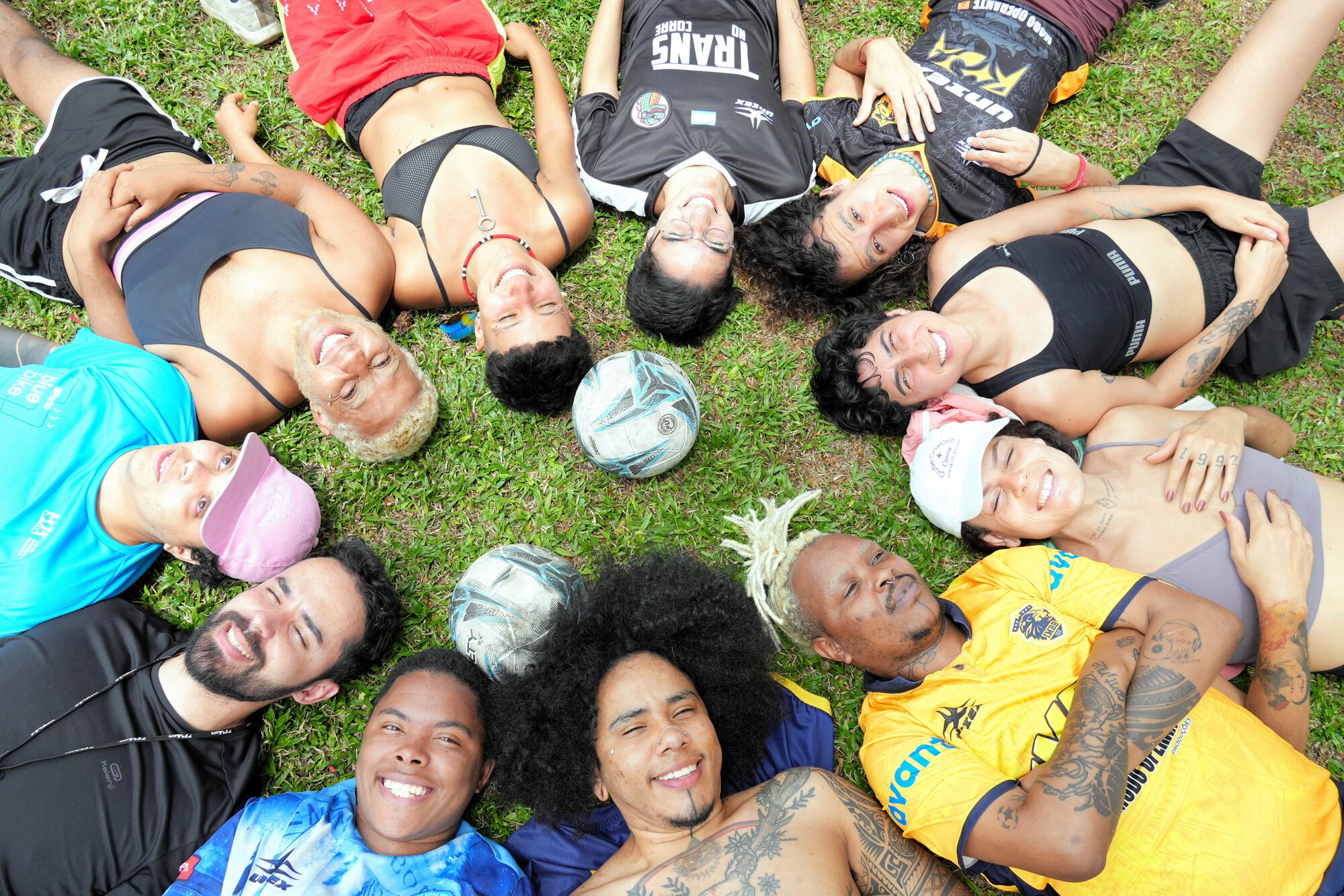 ｢メニーノス･ボンズ･デ･ボラ｣のメンバー=2025年10月12日、サンパウロ、河崎優子撮影