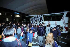 宮崎空港から出発する侍ジャパンのバスを見送る大勢のファン(撮影･垰建太)