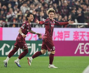 神戸対長崎　前半、神戸酒井(右)は先制ゴールを決める(撮影･宮崎幸一)