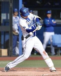 DeNA対沖縄電力　9回裏DeNA無死、右越えソロ本塁打を放つ宮下(撮影･河田真司)