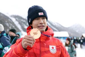 銅メダルを手に笑顔を見せる堀島(撮影･前田充)