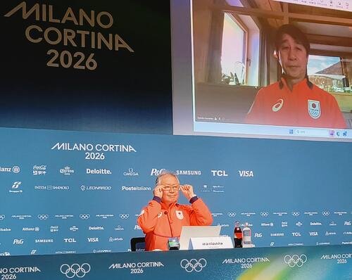 ミラノ･コルティナ五輪の中間記者会見に出席した伊東秀人団長とアンテルセルバからリモート参加の原田雅彦副団長(撮影･木下淳)
