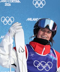 女子モーグル決勝で、2回目の滑りを終えたカナダのマイア･シュウィングハマー＝関田航撮影