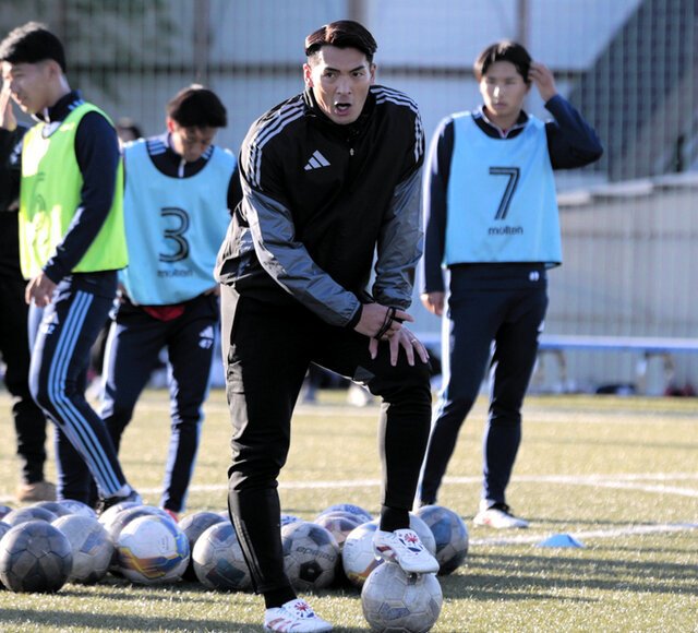 高校生に指導する槙野智章＝2025年12月9日、香川県善通寺市