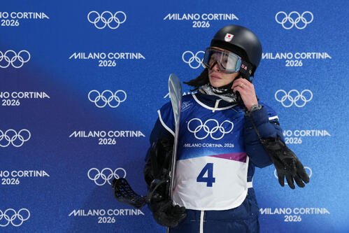 スノーボード男子ハーフパイプ決勝　1回目の試技を終えた平野歩夢(AP)