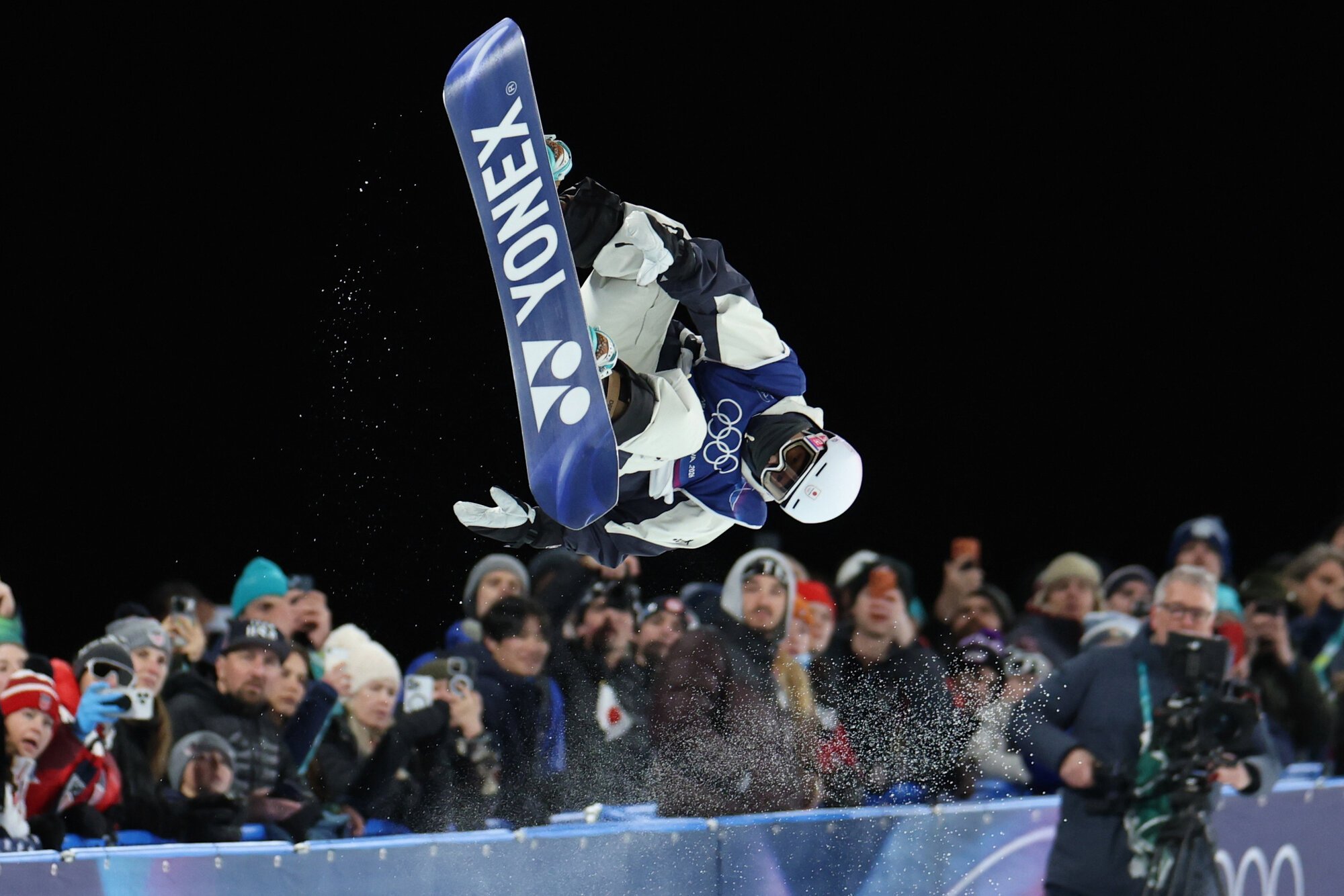 スノーボード男子ハーフパイプ決勝、戸塚優斗の1回目の演技=関田航撮影