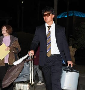 空路沖縄から宮崎に移動しバスへ向かう侍ジャパン森下(撮影･加藤哉)