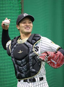 ブルペンで笑顔を見せる阪神坂本(2026年2月9日撮影)