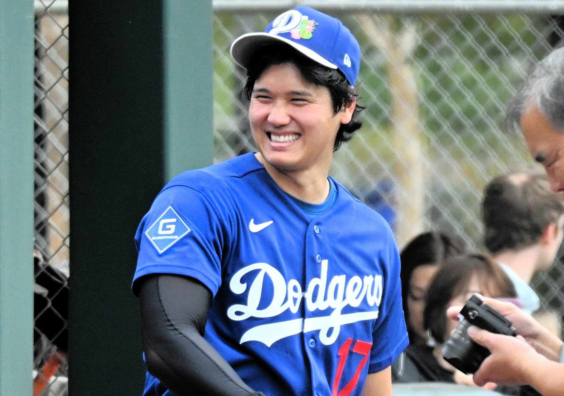 練習中に笑顔を見せるドジャースの大谷翔平=米アリゾナ州グレンデール、大宮慎次朗撮影