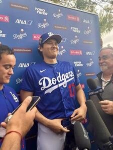 バッテリー組のキャンプ初日を終え、笑顔でメディアの取材に応じる大谷(撮影･斎藤庸裕)