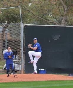 バッテリー組のキャンプ初日にブルペン入りで調整を行う大谷(撮影･斎藤庸裕)