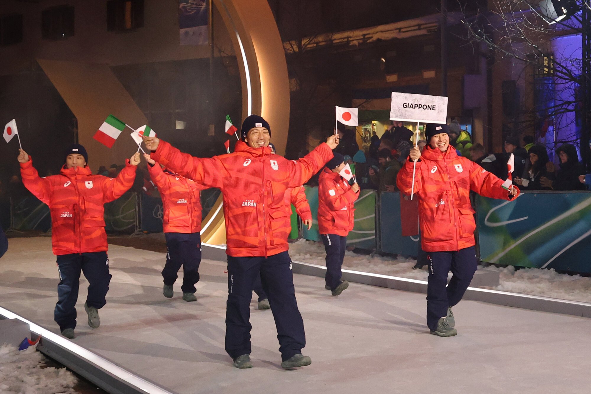 ミラノ･コルティナ冬季五輪の開会式で行進する日本の選手団=2026年2月6日午後9時23分、イタリア･コルティナダンペッツォ、小林一茂撮影