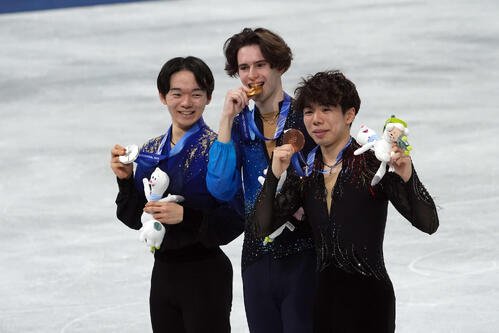 メダルを手に記念撮影する銀メダルの鍵山(左)と銅メダルの佐藤(右)。金メダルはミハイル･シャイドロフ(撮影･パオロ　ヌッチ)