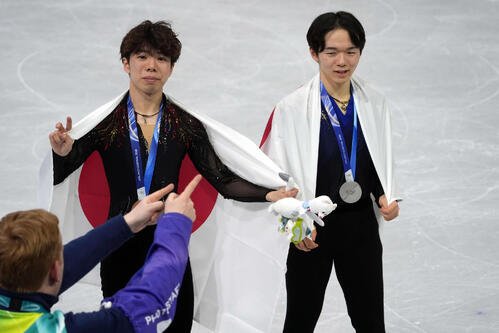 銀メダルの鍵山(右)と銅メダルの佐藤(撮影･パオロ　ヌッチ)