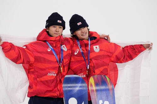 男子ハーフパイプ決勝　表彰台で肩を組む、金メダルの戸塚優斗(左)と銅メダルの山田琉聖(AP)