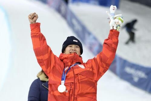 金メダルを獲得し笑顔でガッツポーズする戸塚(撮影･前田充)