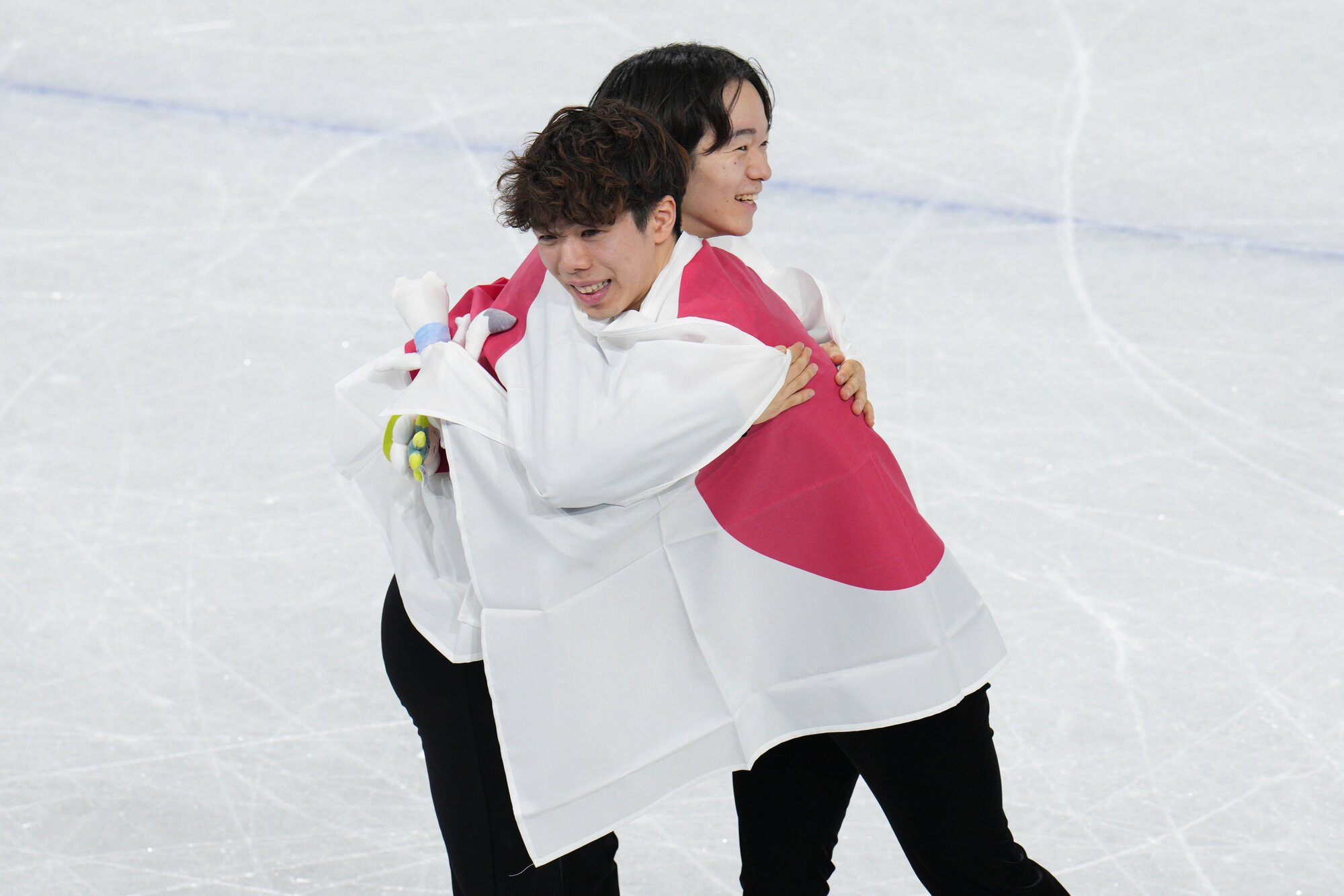 お互いをたたえ合う銀メダルの鍵山優真(左)と銅メダルの佐藤駿＝竹花徹朗撮影