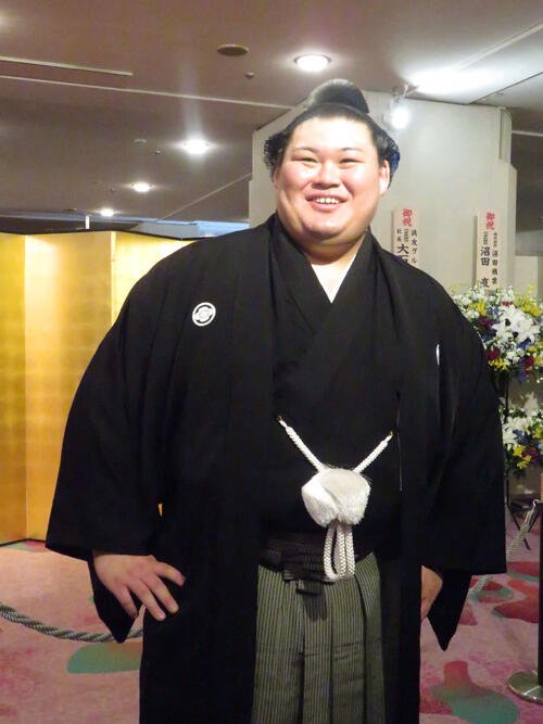 横綱昇進披露宴を前に笑顔を見せる大の里